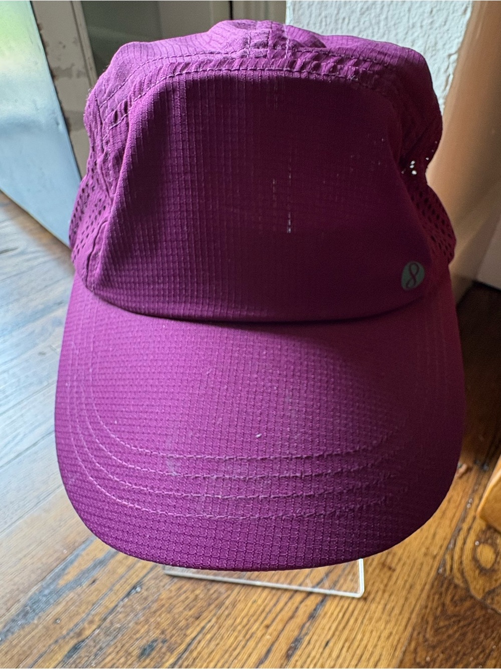 Like new Layer 8 Running Hat Women’s Wine Burgundy